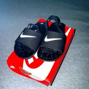 Brand new toddler size 9 Nike slippers